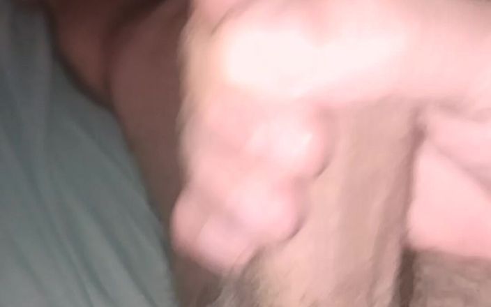 sexytoyboy: Real amador caseiro masturbando a cama: grande explosão de porra...