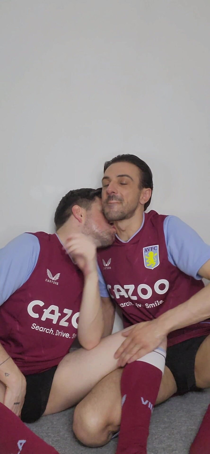 Twotwinkhusbands: Armăsari britanici cu picioare snog în Villa Kit până se fut...