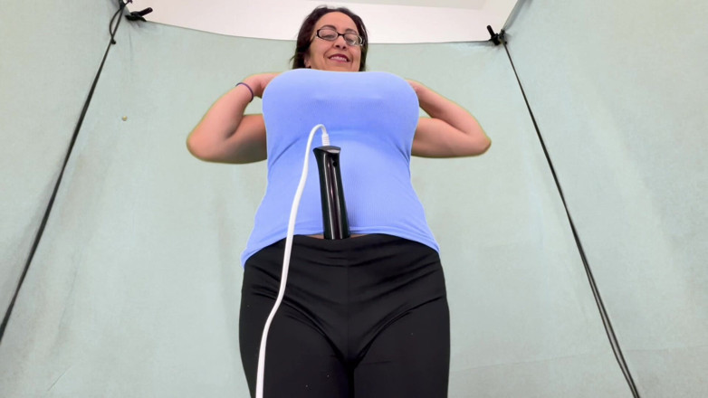 VeeVee Vixen: Dildo in meiner hose, während ich auf shirts probiere