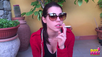 Smokin Fetish: 愛らしいブルネットの赤ん坊は屋外で彼女の葉巻を吸う