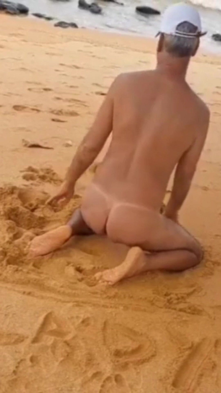 Ladysilvas: Ladysilva compilatie op naakt strand pronkt met haar gebruinde kont...