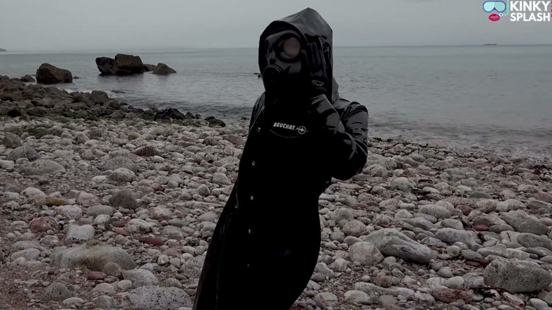 UKCuteGirl Lucy Lauren: Gasmasker godin - rubberen wetsuit &amp; pvc Mac Beach plagen