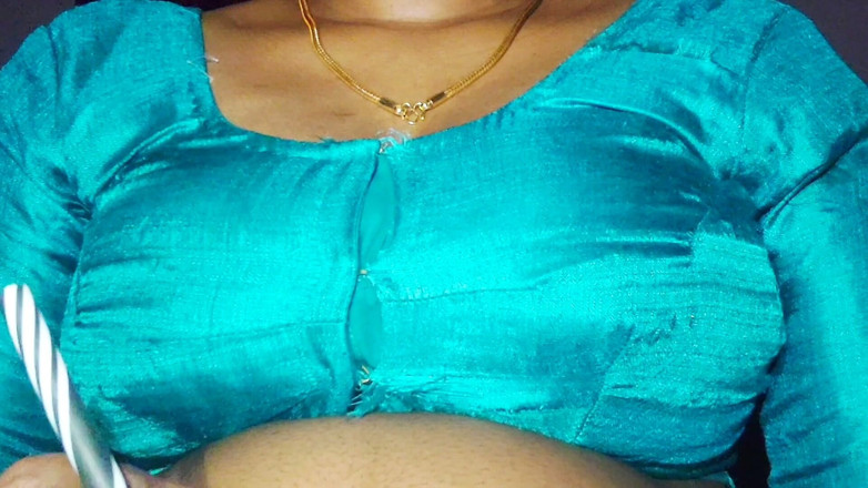 Desi Mohini: Makcik panas seksi menggoda teman lelakinya dengan buah dadanya
