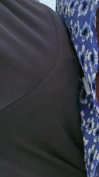 Chicos sucios deslizan su polla debajo de su vestido en el metro y se corre duro