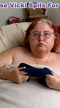 ¡La enfermera Vicki finge escupirte!