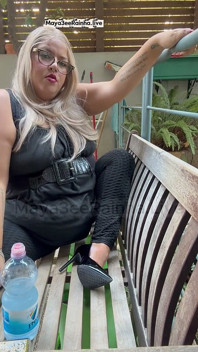Dobré ráno bohyně ranní kouřová přestávka Sexy legíny v tlustých hromových stehnech a Michael Kors patentových pumpách