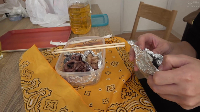 Vulture: Manželka nevlastní matka, Rina Takakura, přijíždí do Tokia