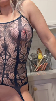 Cô bé tóc vàng milf trong bộ đồ lót quyến rũ chạm vào âm hộ màu hồng hoàn hảo của cô ấy