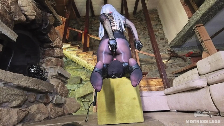 Mistress Legs: Meesteres nylon kontverrassing na heet zitten op gezicht: creampie traktatie...
