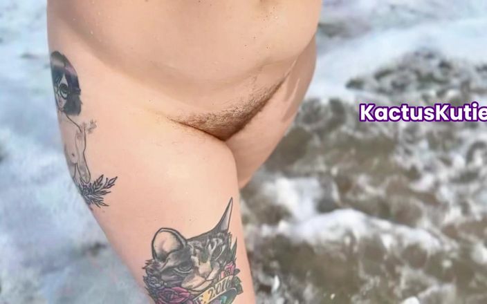 Kactus kutie: बालों वाली लड़की नग्न समुद्र तट पर चलती है