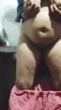 Une Pakistanaise sexy suce la bite de son copain