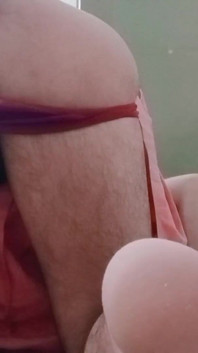 India gay crossdresser Gaurisissy presionando sus grandes tetas y dedeándose en su gran culo afeitado limpio en sari rojo