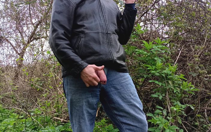 Rockardglans: Cruising - masturbasi dan kencing pakai jaket dan celana jins sambil...