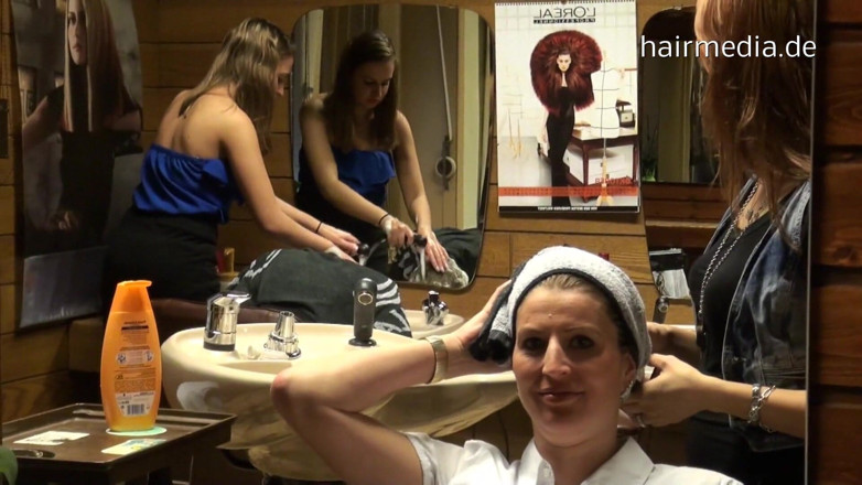 Hairsalon: Milf Nicole en salón lavando cabello