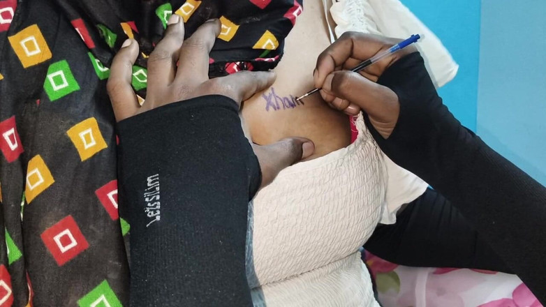 SneakyManner48: Tante india bertato, tiba-tiba aku sama pelanggannya sambil bertato.romantis sama...