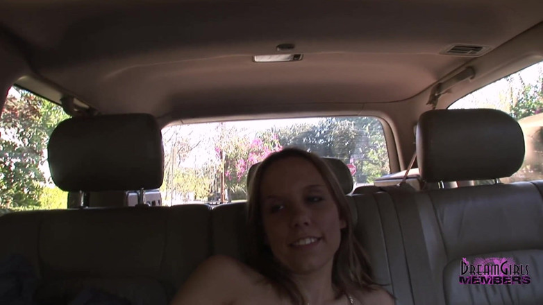 Dream Girls: Pequena esposa exibicionista fode sua buceta com um vibrador no...