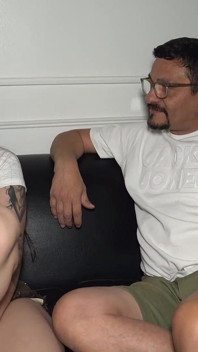 J’ai Invité Mon Ami À Regarder Le Foot Et J’ai Fini Par Donner Une Bite À Ma Femme Devant Moi