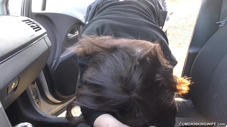 Cumdrinking Wife: Des inconnus me baisent et m’inséminent dans ma voiture