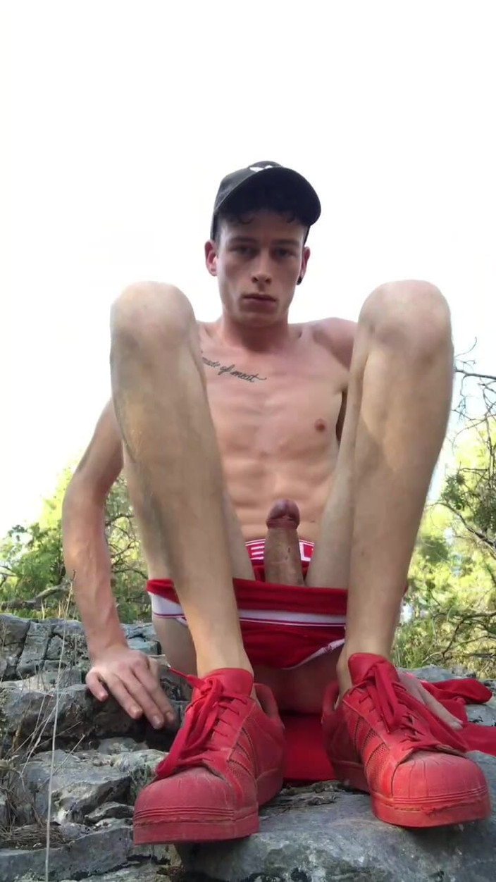 Craig Kennedy: Lean Skinny Twink em público - masturbando enorme pau descoberto ao...