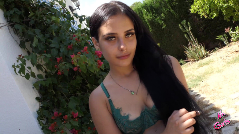 NN Girls: Dulce Maria fumând.