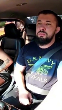 Sex oral în trafic: Brunetă arată că își arată sânii și suge tot ce e în mașină