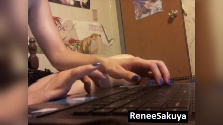 Renee Sakuya: Mengabaikan Anda mengetik di komputernya
