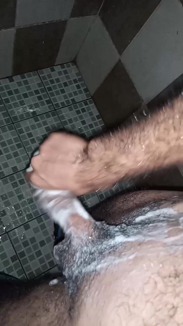 Cute boy jerks off: Il ragazzo si masturba mentre ascolta musica cinese in bagno