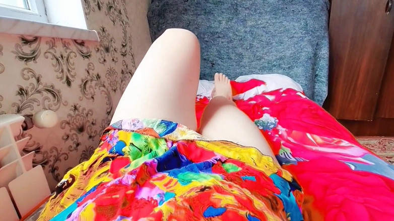 Kitty_Cross: Femboy ngọt ngào dựa vào lan can ban công lúc...