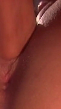 Geile blonde MILF wird geleckt und bis zum explosiven orgasmus gefingert