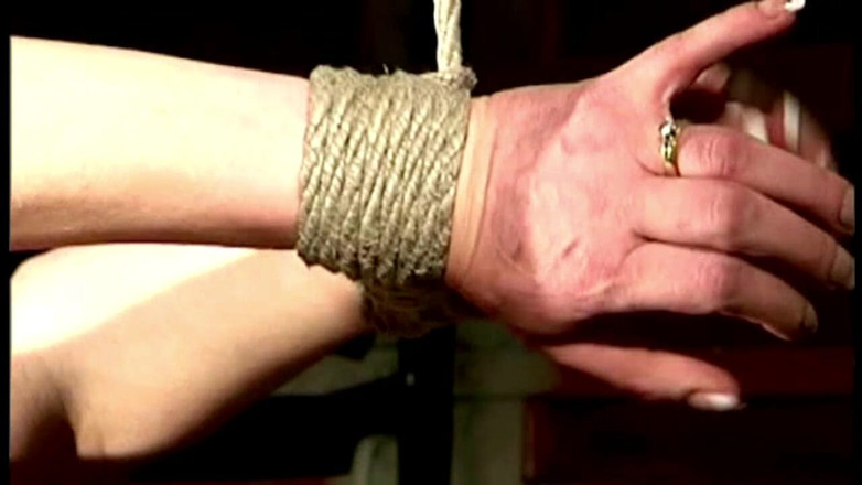 Submissed: Romyna som stirrar på marken