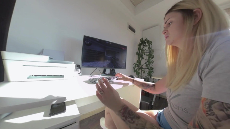 SassyTiff: Blondes schätzchen masturbiert