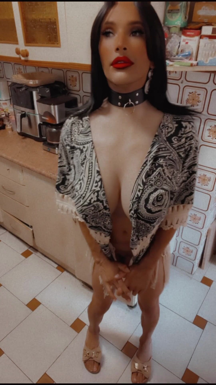 Sissy Slut Brianna: Dacă m-aș uita la tine cu părul ăsta negru și fața asta......