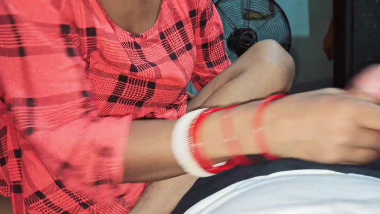 Trilokinath: Indiana masturbava sua buceta quando estava desesperada por sexo