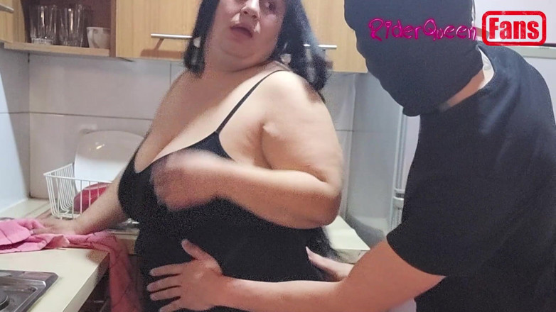 Riderqueen: 粉丝视频：一个戴面具的年轻人在厨房操我