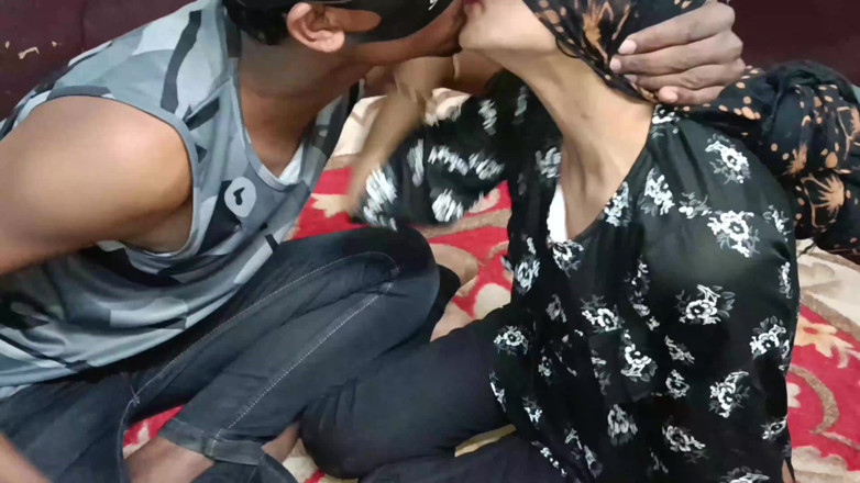 HousewifeGeeta: Indische cuckold-echtgenoot neukt slanke sexy vrouw met hem vriend trio