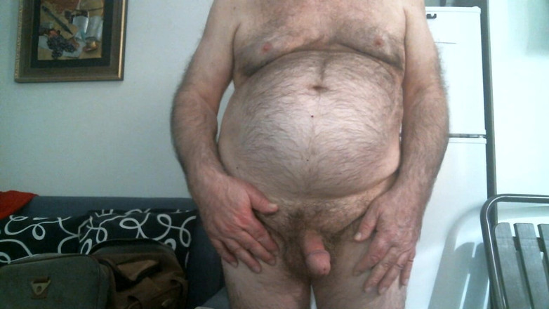 Coach Karl dude lodge: 털이 무성한 배를 보여주는 칼 코치
