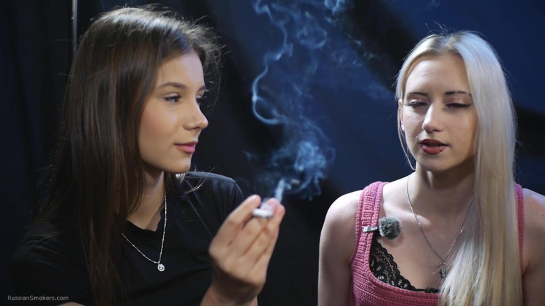 Russian Smokers: Twee meisjes die een sigaret delen in een langzame intieme...