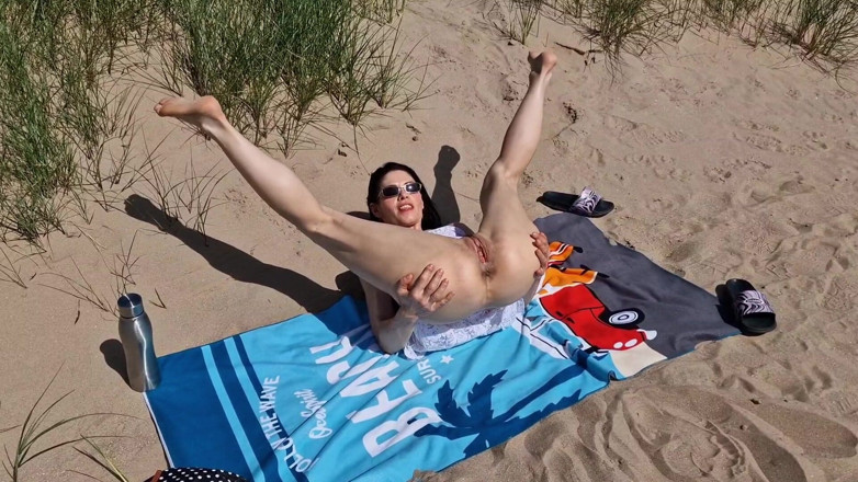 Nicky Brill: Exhibitionniste de plage, je dilate ma chatte sur une plage...