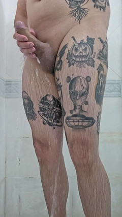 Lkdick8: Cworn a fost prins masturbându-se în duș