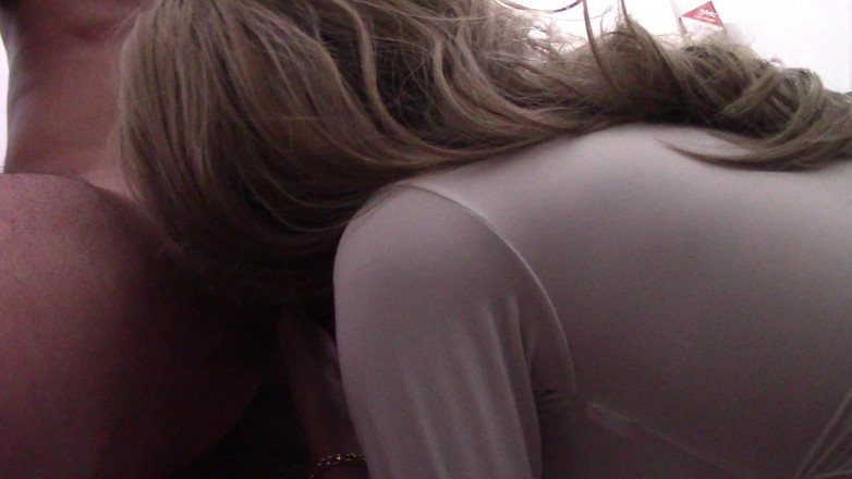 LauraOnHeels: MILF mit Sonnenbrille lutscht einen Schwanz und schluckt Sperma