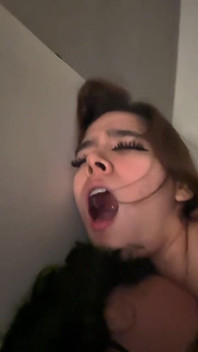 Piccola ragazza arrapata scopa come una matta e riceve una sborrata dentro