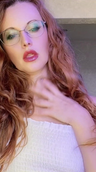 Tante seksi rambut merah lagi asik ngomong jorok sambil ngodain bibirnya yang seksi dan wajahnya yang lagi sange berat