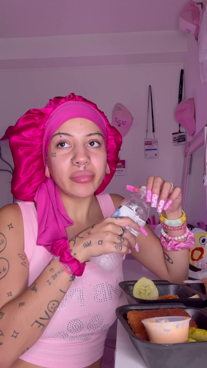 Nali Marie: Пикантная пища, Mukbang, переедание миниатюрной девушки, поедающей горячую пищу крупным планом длинные ногти, фетиш, акриловые ногти юной с капотом