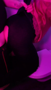 Wanita pebisnis seksi ini dientot habis-habisan sama bosnya di toilet kantor!