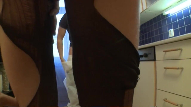 Young Sinner: Une brune coquine et sexy chevauche une grosse bite bien...