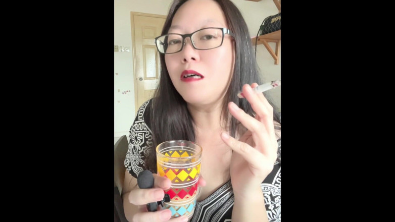 Smoking Asian: Darkside Kouření Asiatka: Kouření 3 cigarety a polykání popela v kávě