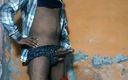 Indian desi boy: Pojke som blir naken framför kameran ensam hemma