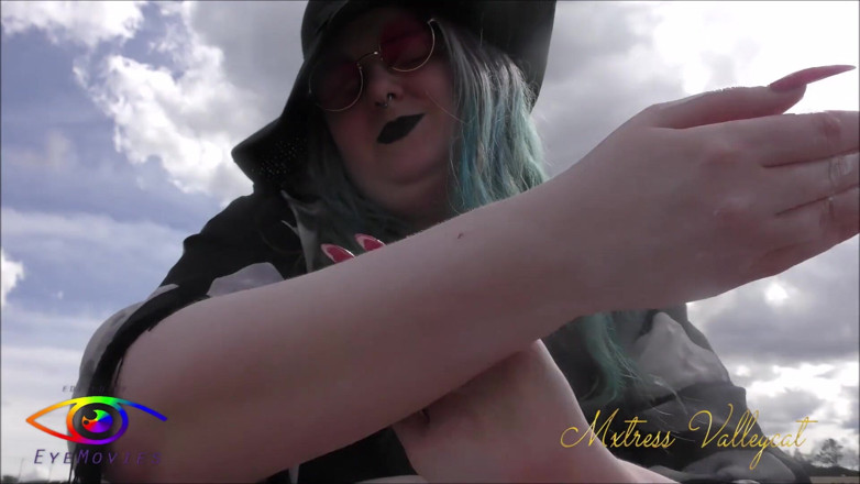 Mxtress Valleycat: Watch silently as I apply sun cream