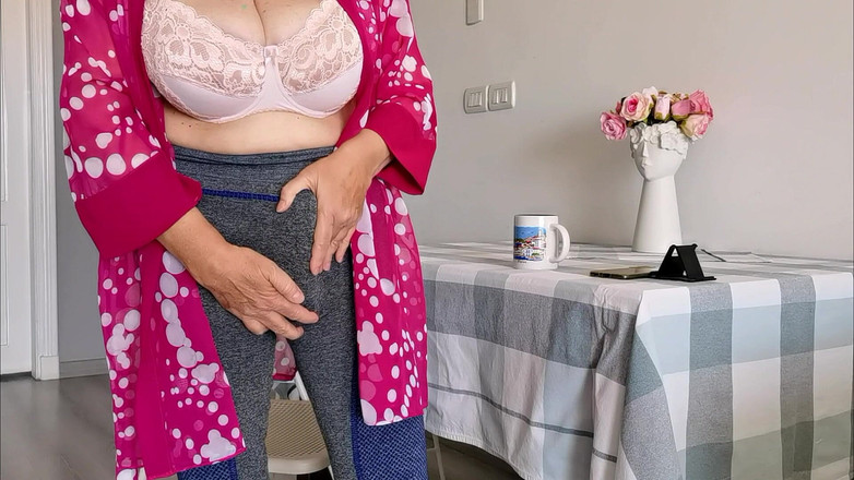 MariaOld: Atrapé a tu madrastra madura viendo porno, pero esa no...