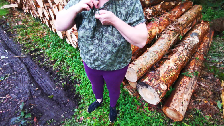 Bouncy Tits Action: Zrzavá prsa na Timberplace